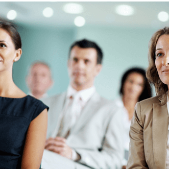 Dos mujeres con su equipo de fondo escuchando una sesión