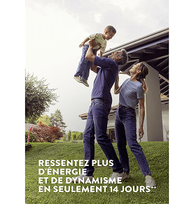 Un parent, un homme et une femme, jouent avec leur enfant, l'homme soulevant son enfant dans les airs, avec les mots Plus d'énergie, lève-toi et pars dans 14 jours