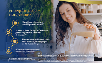 Une dame verse son shake avec un texte expliquant les principaux avantages, notamment la force, l'énergie et l'immunité, et explique qu'il est scientifiquement formulé.