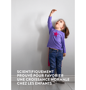 Une jeune fille portant un haut violet, la main levée, tente de mesurer sa taille avec le texte scientifiquement prouvé pour aider les enfants à grandir normalement.