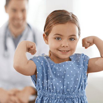 Une jeune fille fléchissant ses muscles pour démontrer qu'elle est forte et apte au combat pour représenter une forte immunité