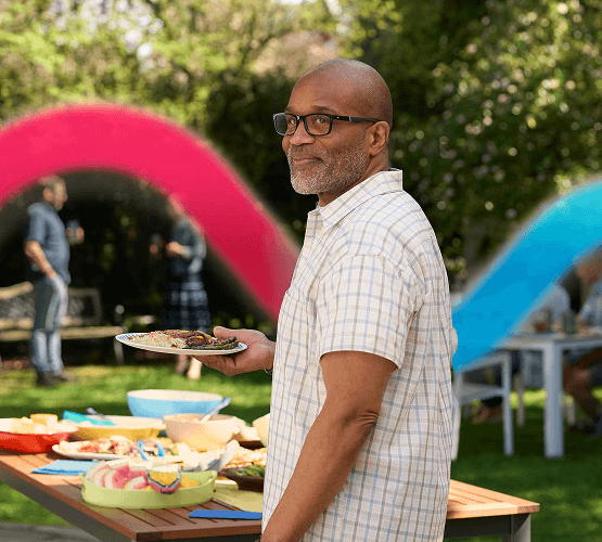 una persona che gusta Glucerna® Control