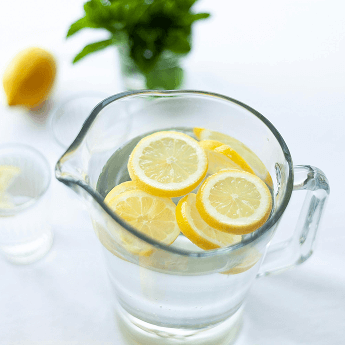 Caraffa di acqua al limone