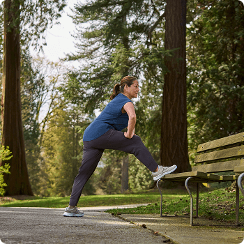 Donna che fa stretching prima di una passeggiata nel parco