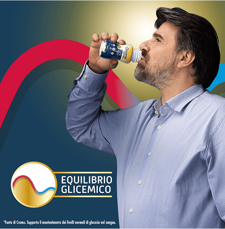 una persona che gusta Glucerna® Control