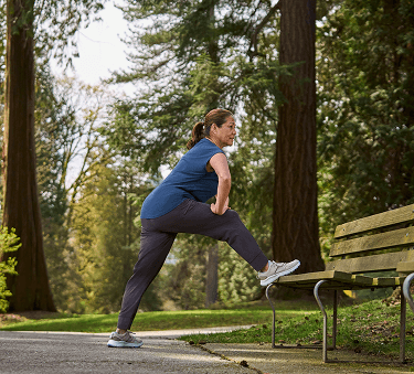 Donna che fa stretching prima di una passeggiata nel parco
