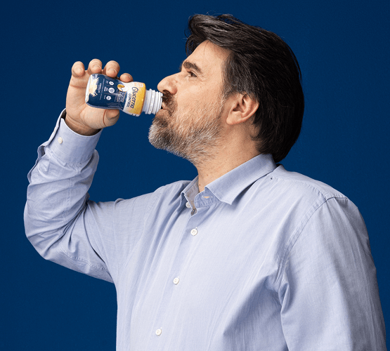 Uomo che gusta Glucerna® Control