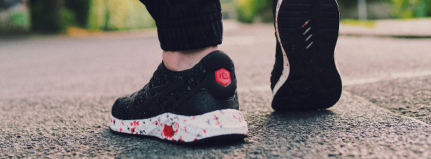 Persona che indossa scarpe da corsa nere