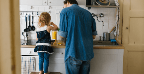Uomo e sua figlia che condividono un momento preparando insieme la colazione
