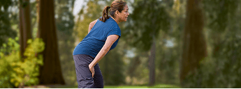 Donna che fa leggeri esercizi di stretching e si sente rinvigorita