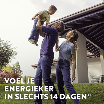 Een man die een kind in de lucht houdt met zijn vrouw met de tekst voel je meer, sta op en ga in 14 dagen