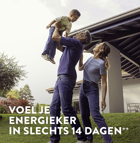 Een man die een kind in de lucht houdt met zijn vrouw met de tekst voel je meer, sta op en ga in 14 dagen