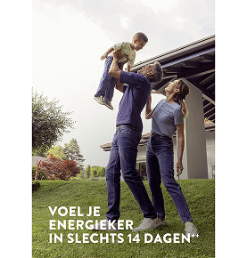 Een ouder, een man en een vrouw, spelen met hun kind, de man tilt zijn kind de lucht in, met de woorden Meer energie, opstaan ​​en gaan in 14 dagen
