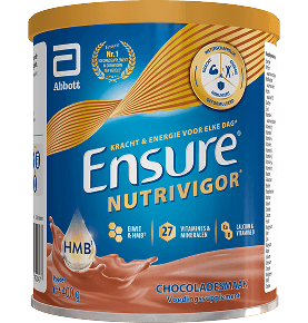 Vooraanzicht van Ensure 400g chocolade met sterkte, vitaliteit en activiteit gemarkeerd samen met de belangrijkste ingrediënten Eiwit, HMB en vitamines