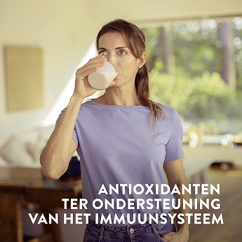 Een vrouw die een glas Ensure drinkt, met op de afbeelding tekst die de antioxidanten voor immuniteitsondersteuning benadrukt