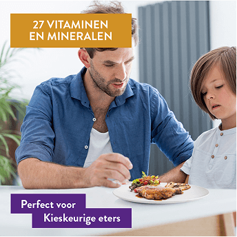 Een man en een kind aan een tafel met een onopgegeten bord voor het kind, ondersteund door een tekst die multivitaminen benadrukt om de voedingstekorten van kieskeurige eters aan te vullen.