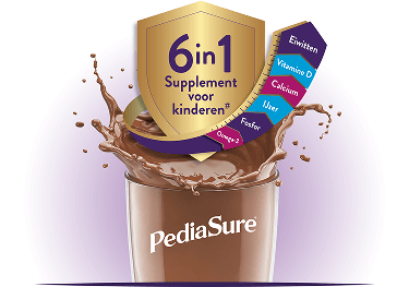 Afbeelding van een glas gevuld met Pediasure-chocolade, met een pijl die uit het glas komt en verschillende vitamines en mineralen opsomt, onder een schild dat aangeeft dat het een 6-in-1-supplement voor kinderen is
