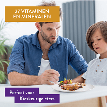 Een man en een kind aan een tafel met een onopgegeten bord voor het kind, ondersteund door een tekst die multivitaminen benadrukt om de voedingstekorten van kieskeurige eters aan te vullen.