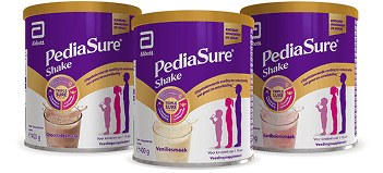 Groepsfoto van 3 smaken Pediasure Chocolade, aardbei en vanille in blikken van 400 g, die het assortiment beschikbare smaken laten zien waaruit u kunt kiezen