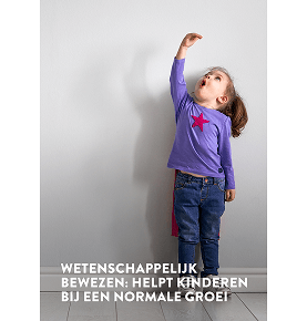 Een jong meisje in een paars topje met haar hand omhoog probeert haar lengte te meten met de tekst wetenschappelijk bewezen om kinderen te helpen bij normale groeit