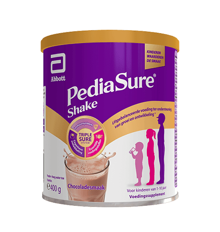 Product in verpakkingscontainer voor 400 g Pediasure voedingsdrank voor kinderen in chocolade, met de aanduiding dat het geschikt is voor kinderen van 1 tot 10 jaar en dat het TripleSure-systeem wordt getoond, dat de essentiële voedingsstoffen, groei, ontwikkeling en ondersteuning van de immuniteit benadrukt, met een flits die aangeeft dat het een door kinderen goedgekeurde smaak is