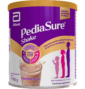 Product in verpakkingscontainer voor 400 g Pediasure voedingsdrank voor kinderen in chocolade, met de aanduiding dat het geschikt is voor kinderen van 1 tot 10 jaar en dat het TripleSure-systeem wordt getoond, dat de essentiële voedingsstoffen, groei, ontwikkeling en ondersteuning van de immuniteit benadrukt, met een flits die aangeeft dat het een door kinderen goedgekeurde smaak is