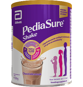 Product in verpakkingscontainer voor 850 g Pediasure voedingsdrank voor kinderen in chocolade, met de aanduiding dat het geschikt is voor kinderen van 1 tot 10 jaar en dat het TripleSure-systeem wordt getoond, dat de essentiële voedingsstoffen, groei, ontwikkeling en ondersteuning van de immuniteit benadrukt, met een flits die aangeeft dat het een door kinderen goedgekeurde smaak is