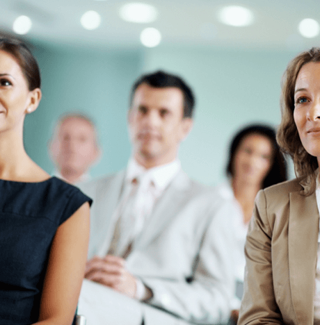 Dos mujeres con su equipo de fondo escuchando una sesión