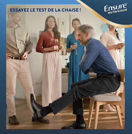 Un homme croise les bras et une jambe en avant alors qu'il tente de relever le défi de la chaise