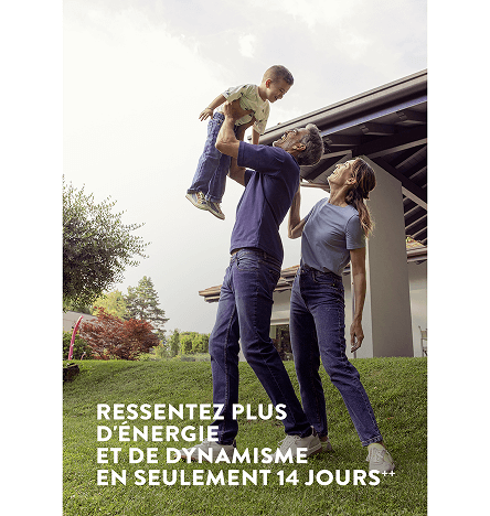 Un parent, un homme et une femme, jouent avec leur enfant, l'homme soulevant son enfant dans les airs, avec les mots Plus d'énergie, lève-toi et pars dans 14 jours