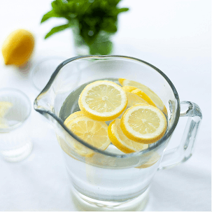 Caraffa di acqua al limone