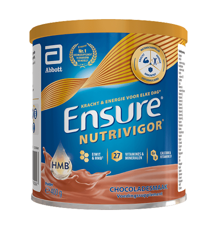 Vooraanzicht van Ensure 400g chocolade met sterkte, vitaliteit en activiteit gemarkeerd samen met de belangrijkste ingrediënten Eiwit, HMB en vitamines