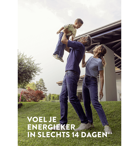 Een ouder, een man en een vrouw, spelen met hun kind, de man tilt zijn kind de lucht in, met de woorden Meer energie, opstaan ​​en gaan in 14 dagen