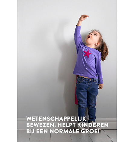 Een jong meisje in een paars topje met haar hand omhoog probeert haar lengte te meten met de tekst wetenschappelijk bewezen om kinderen te helpen bij normale groeit