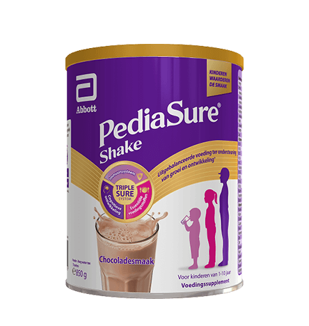 Product in verpakkingscontainer voor 850 g Pediasure voedingsdrank voor kinderen in chocolade, met de aanduiding dat het geschikt is voor kinderen van 1 tot 10 jaar en dat het TripleSure-systeem wordt getoond, dat de essentiële voedingsstoffen, groei, ontwikkeling en ondersteuning van de immuniteit benadrukt, met een flits die aangeeft dat het een door kinderen goedgekeurde smaak is