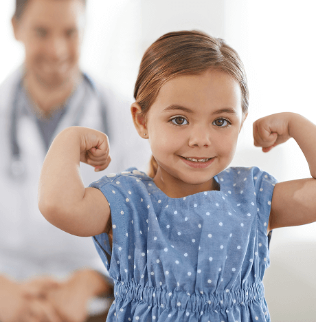 Een jong meisje laat haar spieren zien om te laten zien dat ze sterk is en in topvorm om een ​​sterke immuniteit te vertegenwoordigen