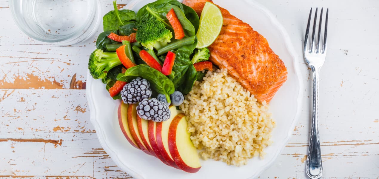 A complete meal with fiber-rich vegetables, fruits, salmon and whole grains