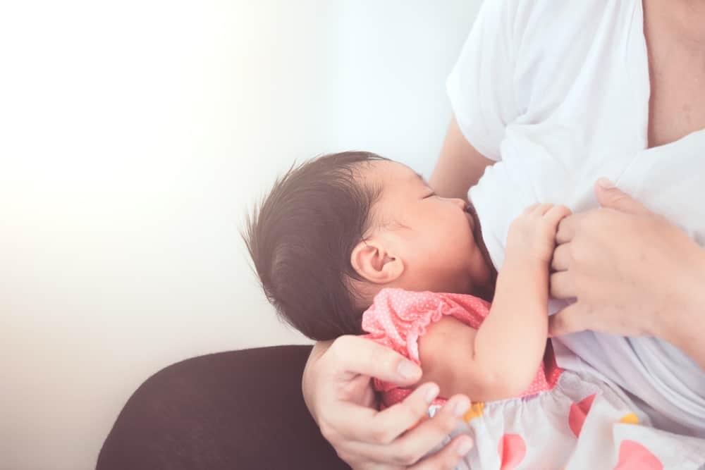 Cho bé bú mẹ - Giải pháp “vàng” giúp củng cố hệ miễn dịch bé sinh mổ