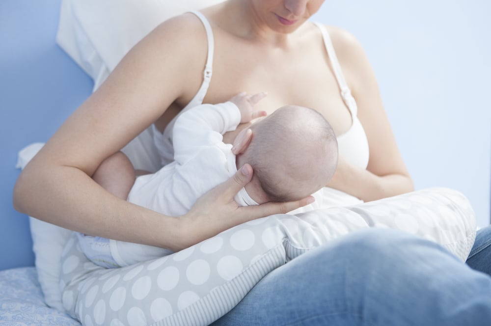 Sữa mẹ có nhiều dưỡng chất hỗ trợ tăng cường tiêu hóa và miễn dịch cho bé