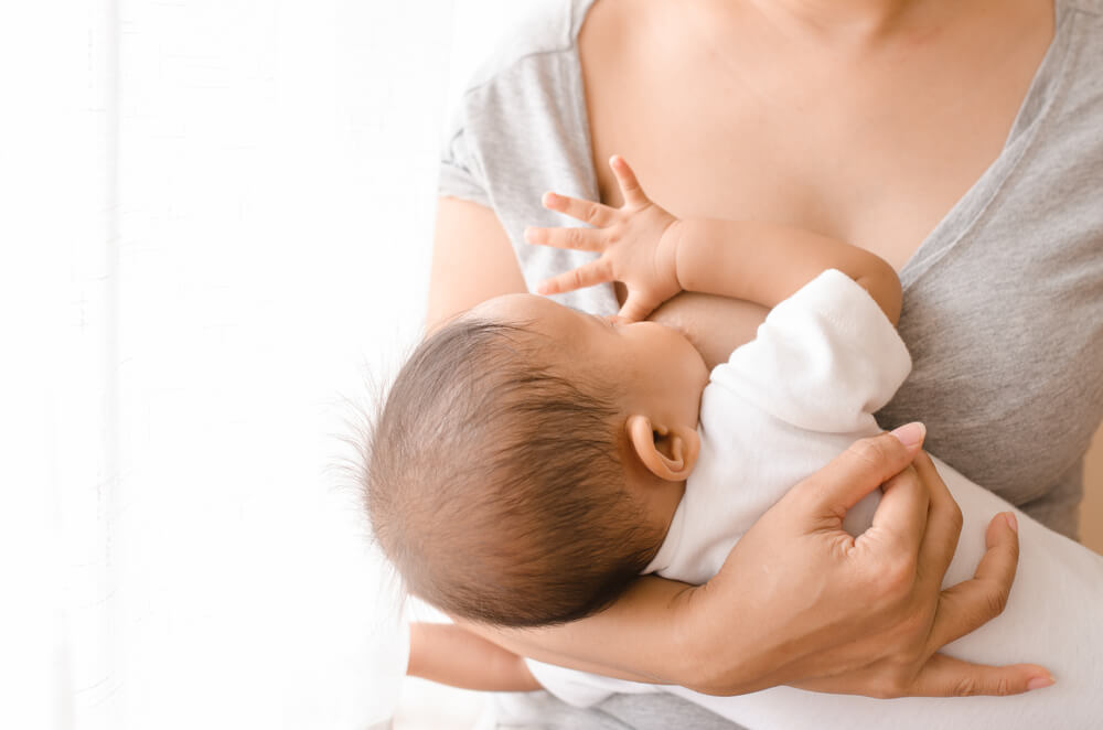 Bí quyết chăm trẻ sóc trẻ sau sinh mổ khi không thể da kề da với con sớm
